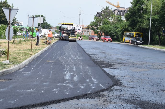 В Ужгороді асфальтують перехрестя вулиць Перемоги – Легоцького – 02