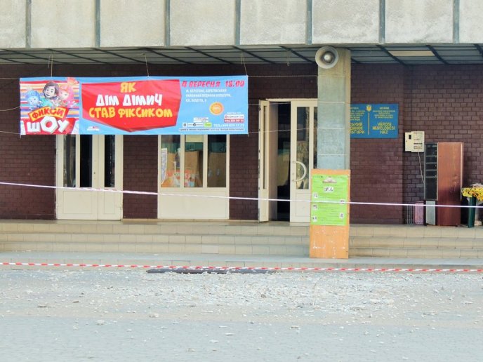 У Берегові альпініст демонтує аварійну "Музу" – 02