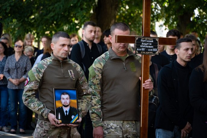 В Ужгороді поховали 26-річного захисника, який загинув у Донецькій області – 06 В Ужгороді поховали 26-річного захисника, який загинув у Донецькій області – 06