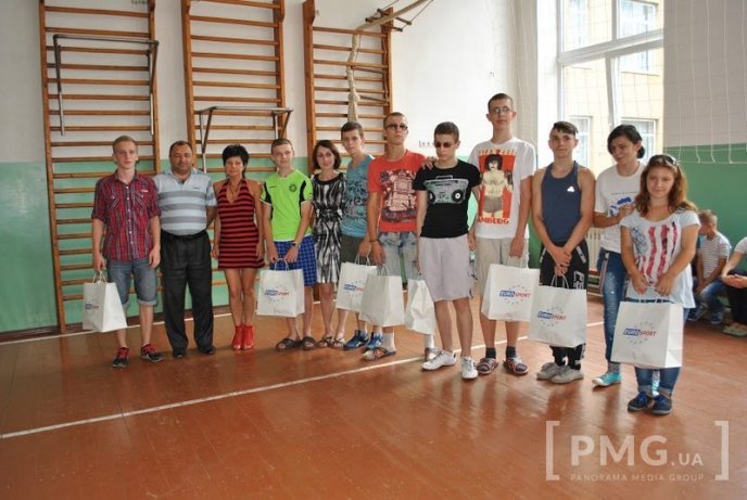 Телеканал "Євроспорт" вручив вихованцям Мукачівської школи-інтернат футбольні м’ячі – 03