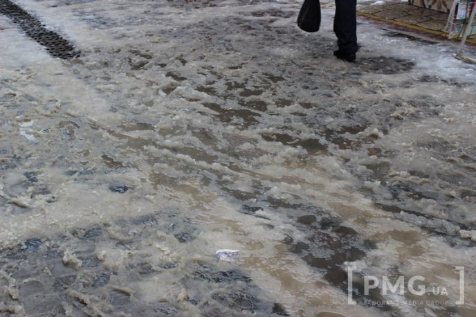 Одна з центральних вулиць Мукачева перетворилась на суцільну калюжу – 29