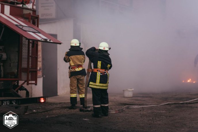 Пожежа на ринку Краснодонців в Ужгороді: загорівся торговий павільйон – 04