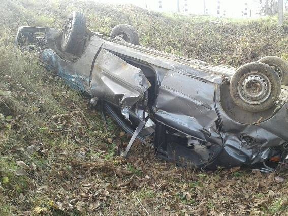 Поліція оприлюднила фото із ДТП, в якій легкових "залетів" під потяг  – 03