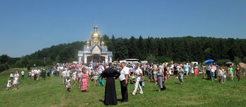 Тисячі паломників із кількох областей України зібралися на Закарпатті – 02