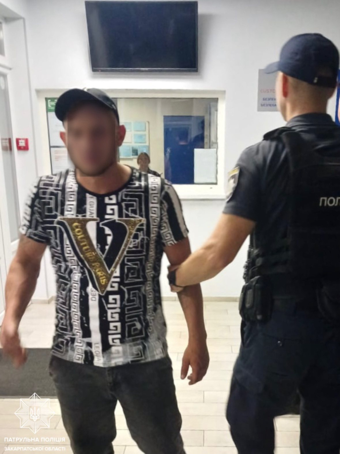В Ужгороді посеред вулиці група ромів напала на чоловіка – 02 Роми пограбували чоловіка біля вокзалу