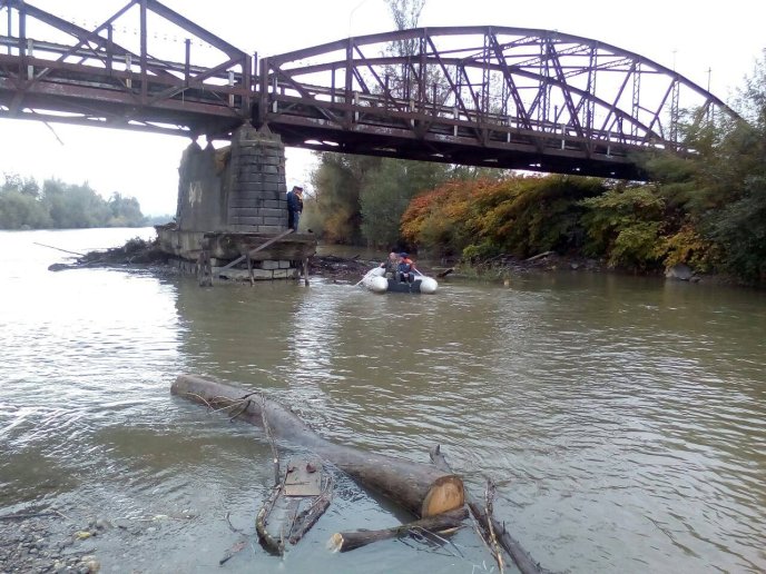 Хустські рятувальники розчищали підмостові опори, щоб уникнути підтоплень – 01