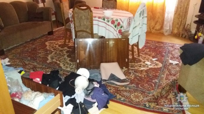 Пограбування у Мукачеві: з будинку винесли сейф із грошима та коштовностями – 02 Пограбування у Мукачеві: з будинку винесли сейф із грошима та коштовностями – 02