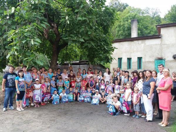 Першокласникам подарували рюкзаки зі шкільним приладдям – 12