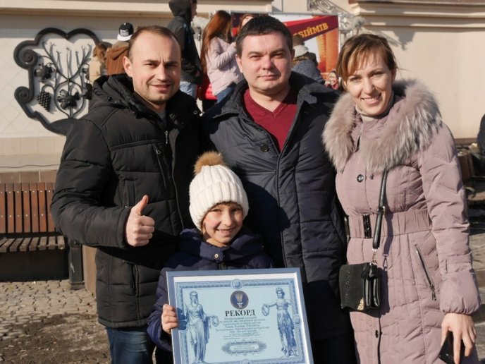 В Ужгороді зафіксували новий рекорд із наймасовіших обіймів в Україні – 20