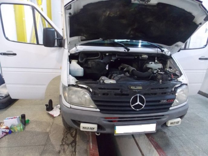 Чопські прикордонники вилучили у контрабандиста мікроавтобус "Mercedes" через незаконне ввезення 127 пачок сигарет – 01