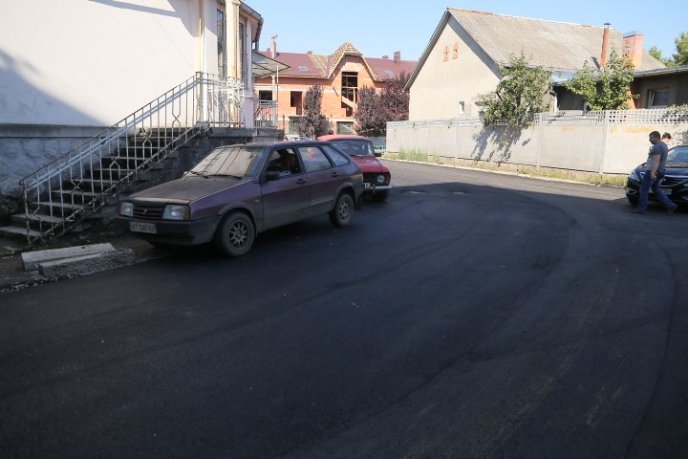 У Мукачеві заасфальтували проїзд до обласної дитячої лікарні – 01