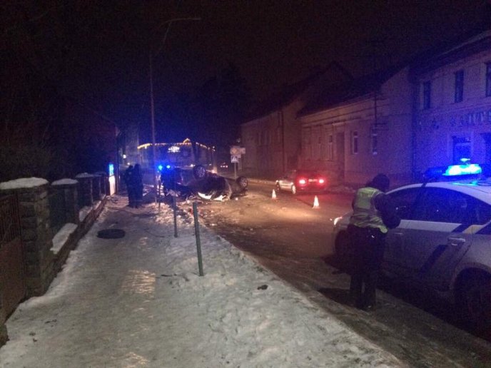 З’явились фото карколомної новорічної ДТП в Ужгороді, у яку потрапила іномарка "BMW" – 11