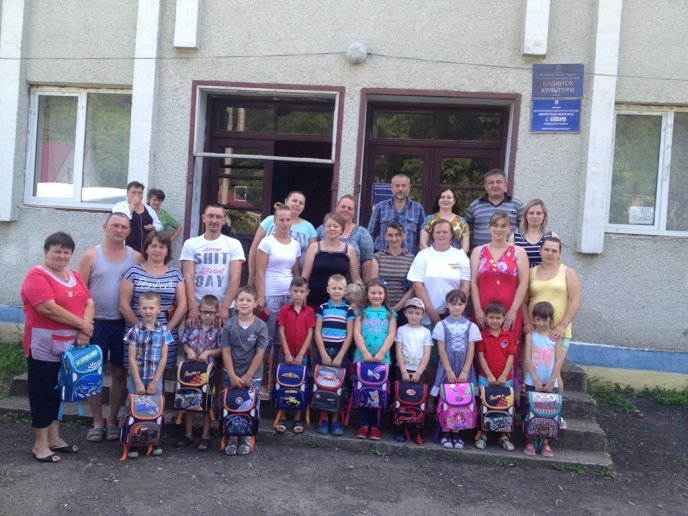 Першокласникам Тячівщини до Дня знань подарували нові ранці – 02