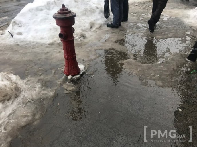 Відлига у Мукачеві: вулиці міста перетворилися на суцільні калюжі – 06
