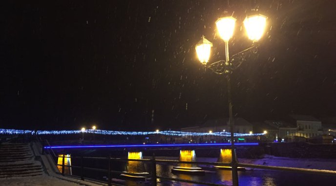 Пішохідний міст в Ужгороді засяяв новою святковою ілюмінацією – 01