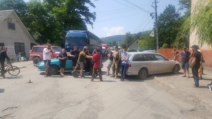 Закарпатці перекрили дорогу "Мукачево-Рогатин" – 01