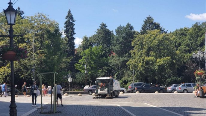 В Ужгороді мили вулиці за допомогою техніки – 02