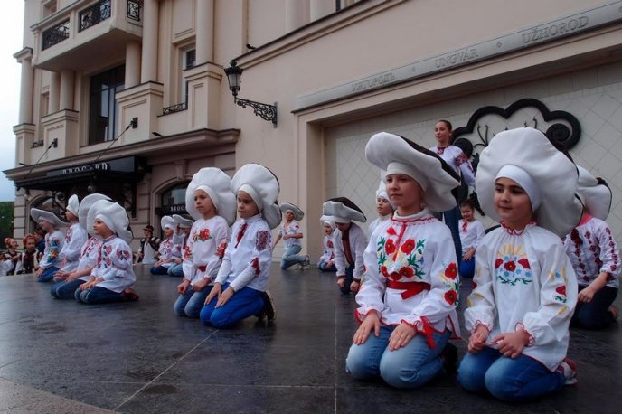 Як закарпатці в центрі Ужгорода танцювали – 07