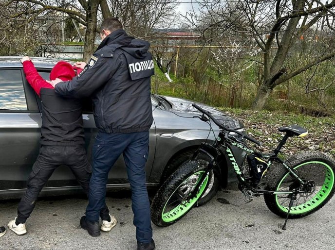 Підійшов ззаду і штовхнув: в Ужгороді скоїли зухвалий грабіж – 01 Підійшов ззаду і штовхнув: в Ужгороді скоїли зухвалий грабіж – 01