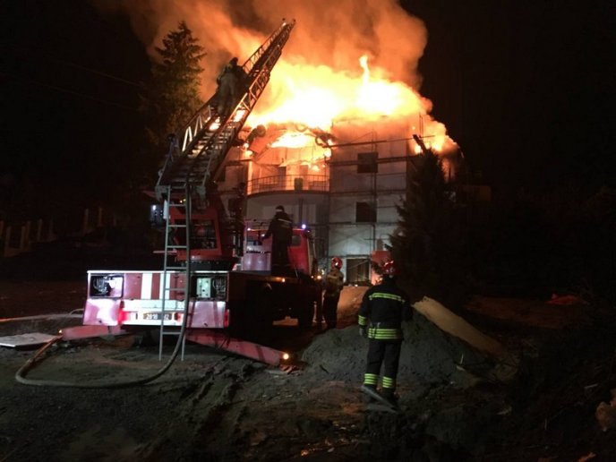 Вогонь гасили кілька годин: подробиці масштабної нічної пожежі – 03