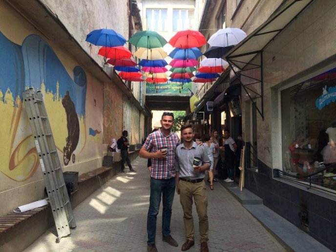 У центрі Ужгорода створюють кольорову алею парасольок – 02