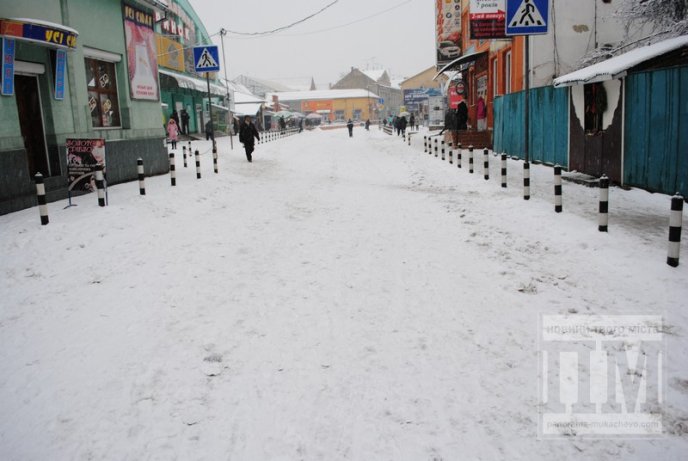 Мукачево у сніговому полоні: комунальники відкопують місто (ФОТО) – 12