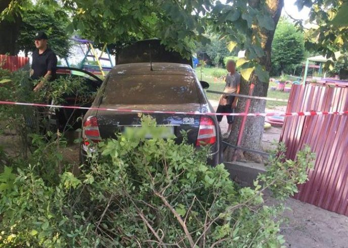 У патрульній поліції підтвердили факт ДТП біля дитсадка в Ужгороді – 02