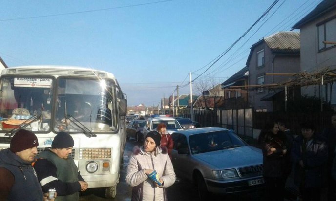 На Виноградівщині селяни заблокували дорогу через її жахливий стан – 04