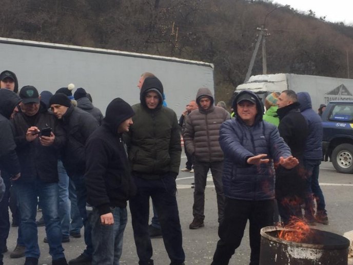 Траса "Київ-Чоп" перекрита вже другу годину: пряма трансляція – 03