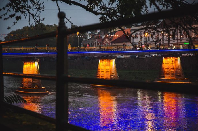 В Ужгороді пішохідний міст прикрашений світлодіодними прожекторами – 05 В Ужгороді пішохідний міст прикрашений світлодіодними прожекторами – 05