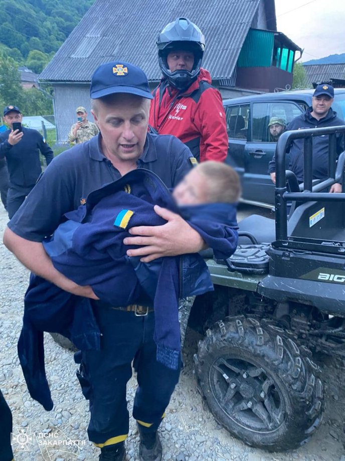 Дивовижний порятунок: понад сотня людей шукали 2-річного хлопчика на Закарпатті – 02 Дивовижний порятунок: понад сотня людей шукали 2-річного хлопчика на Закарпатті – 02