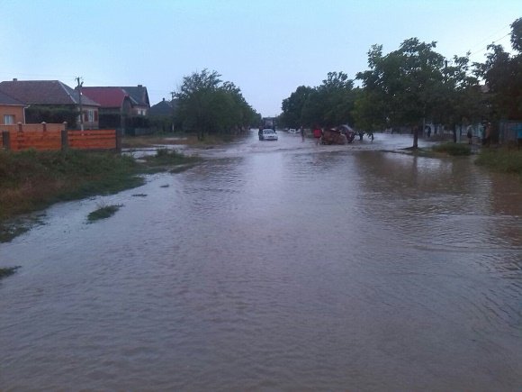 На Виноградівщині село Дюла за двадцять хвилин перетворилось на Венецію – 01