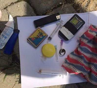 У Мукачеві патрульні виявили у мокрих кишенях затриманого наркотики – 01