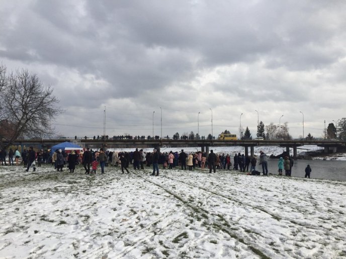 Як у Мукачеві воду освячували та занурювалися в Латорицю – 15