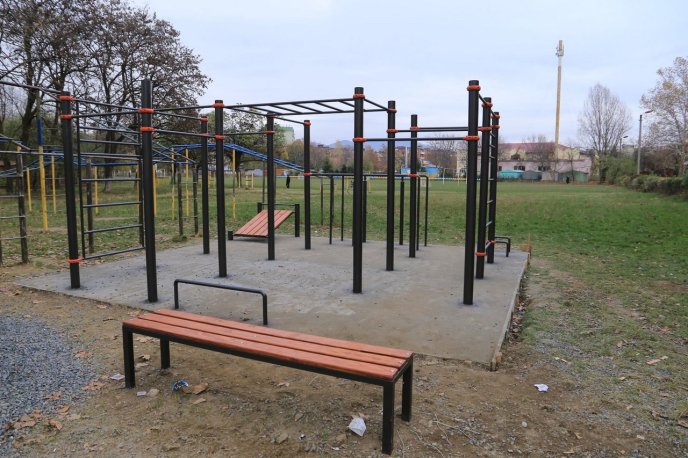 У Мукачеві колишні учні облаштували на території школи спортивний майданчик – 02