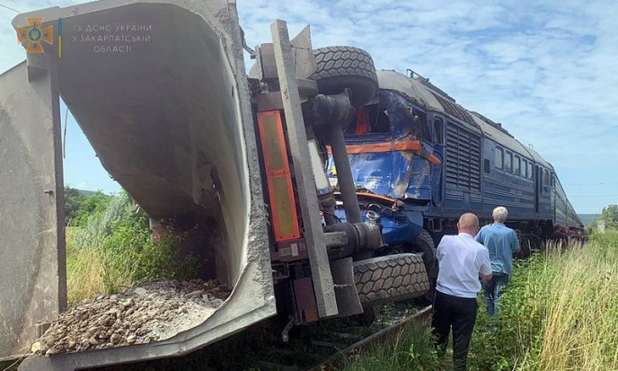 Поїзд зіткнувся з вантажівкою: є постраждалі, пасажирів евакуювали – 06 Поїзд зіткнувся з вантажівкою: є постраждалі, пасажирів евакуювали – 06