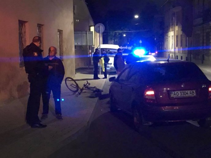 На одному з перехресть Ужгорода іномарка збила велосипедиста: останнього забрала швидка – 02