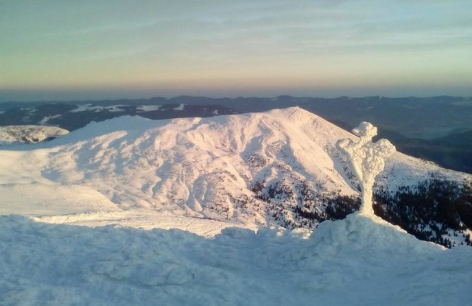 Мережу підкорюють фотографії засніженої гори Піп Іван – 01