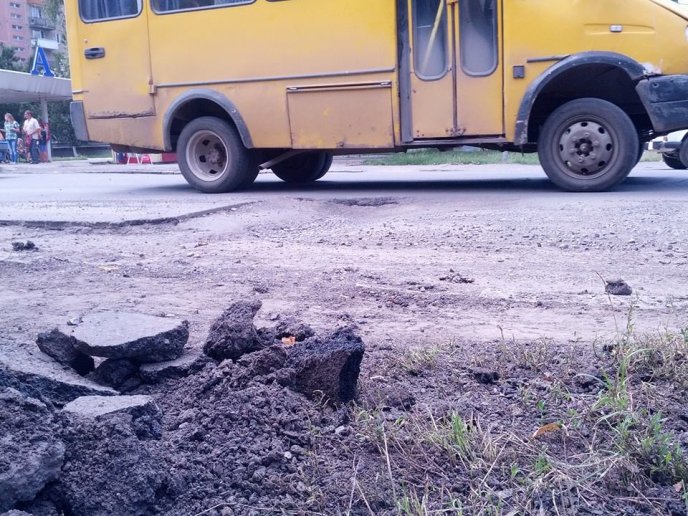Ужгородці невдоволені показовим ремонтом доріг (ФОТО) – 06