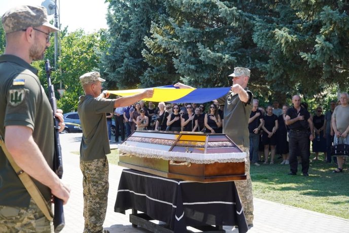 В Ужгороді попрощались із мужнім захисником, який загинув на війні – 02 В Ужгороді попрощались із мужнім захисником, який загинув на війні – 02