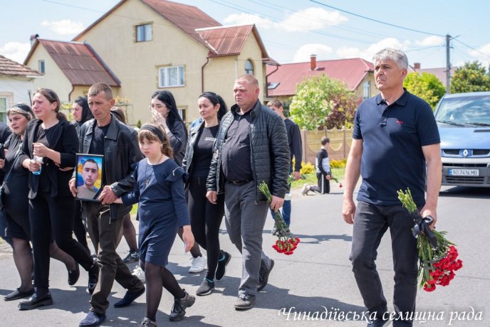 Воїну було лише 20 років: у Чинадієві поховали загиблого на війні Героя Володимира Гавріша – 07 Воїну було лише 20 років: у Чинадієві поховали загиблого на війні Героя Володимира Гавріша – 07