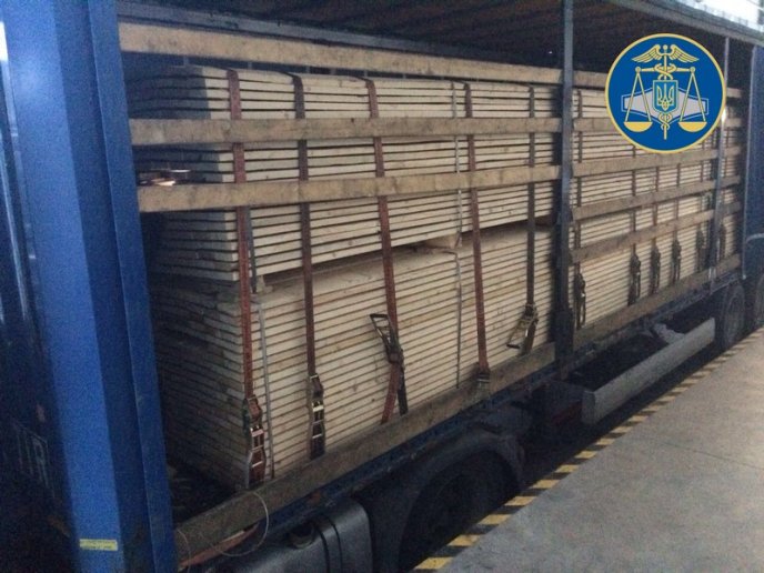 Словак "напакував" вантажівку сигаретами і намагався їх перевезти – 01