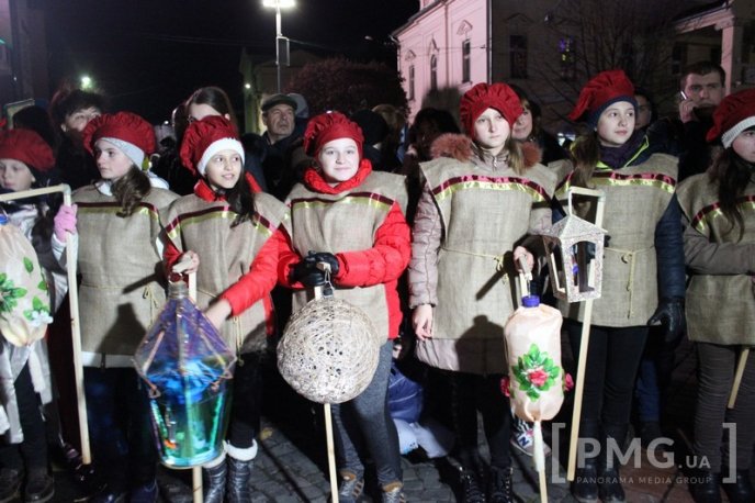 Яскраве святкування Дня святого Мартина у Мукачеві: парад ліхтариків, лицарські бої та вогняне шоу – 32 Яскраве святкування Дня святого Мартина у Мукачеві: парад ліхтариків, лицарські бої та вогняне шоу – 32