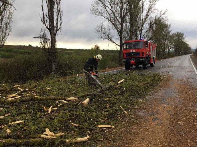 Закарпатські рятувальники ліквідовують наслідки сильної грози – 06