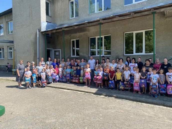 Допомога у підготовці до школи: на Тячівщині пройшла благодійна акція  – 01