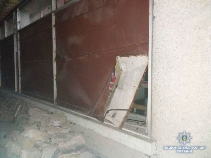 4 зловмисників вночі намагалися пограбувати ринок – 06