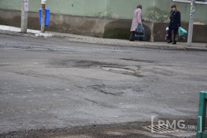 Яма на ямі: дороги Мукачева вкриті вибоїнами – 15