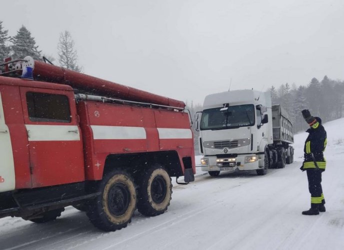 Знеструмлені села та машини у снігових "пастках": наслідки вчорашньої негоди – 03 Знеструмлені села та машини у снігових "пастках": наслідки вчорашньої негоди – 03