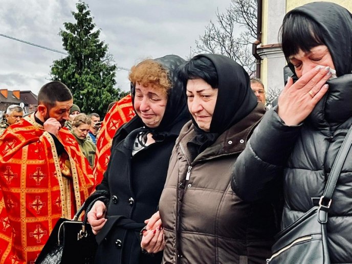 У Мукачеві попрощалися із 18-річним Героєм, який загинув на війні – 02