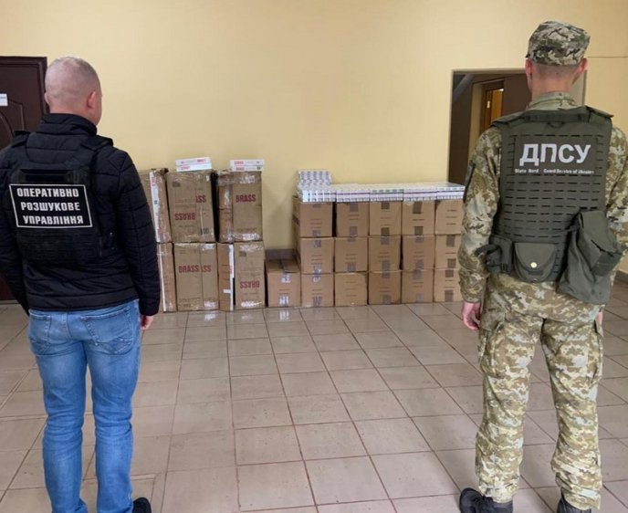 Поблизу кордону виявили 26 ящиків контрабандних сигарет – 03